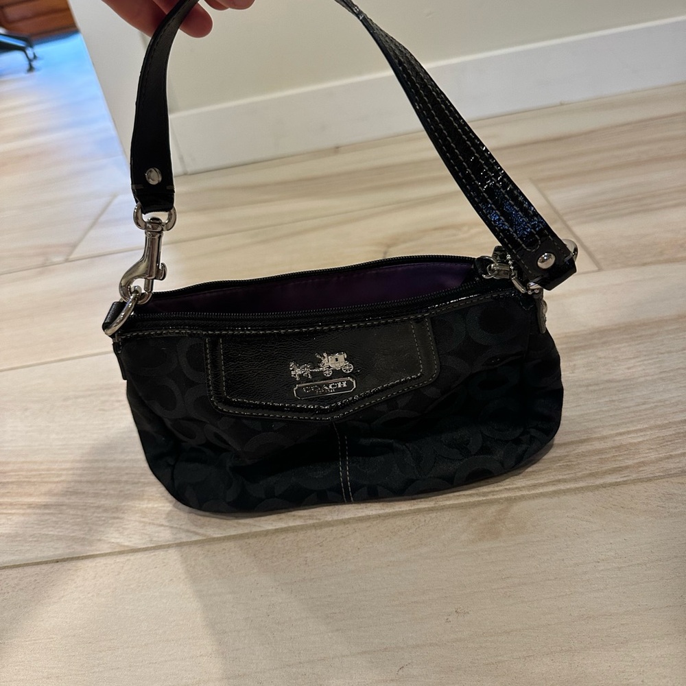 Coach Black Shoulder Bag with Elegant Design